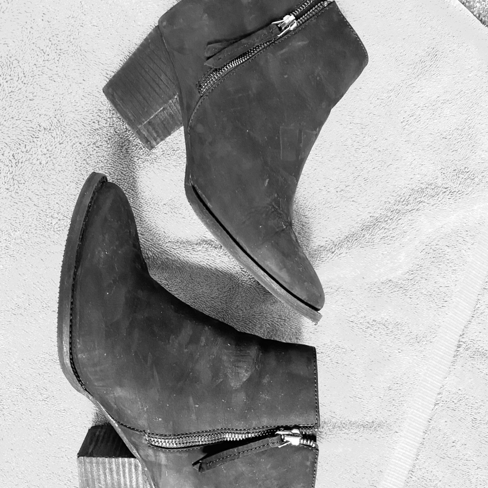 BLACK BOOTIES